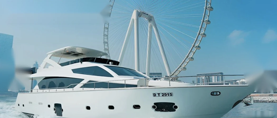 Iate de luxo branco navegando em frente ao Ain Dubai em um dia ensolarado
